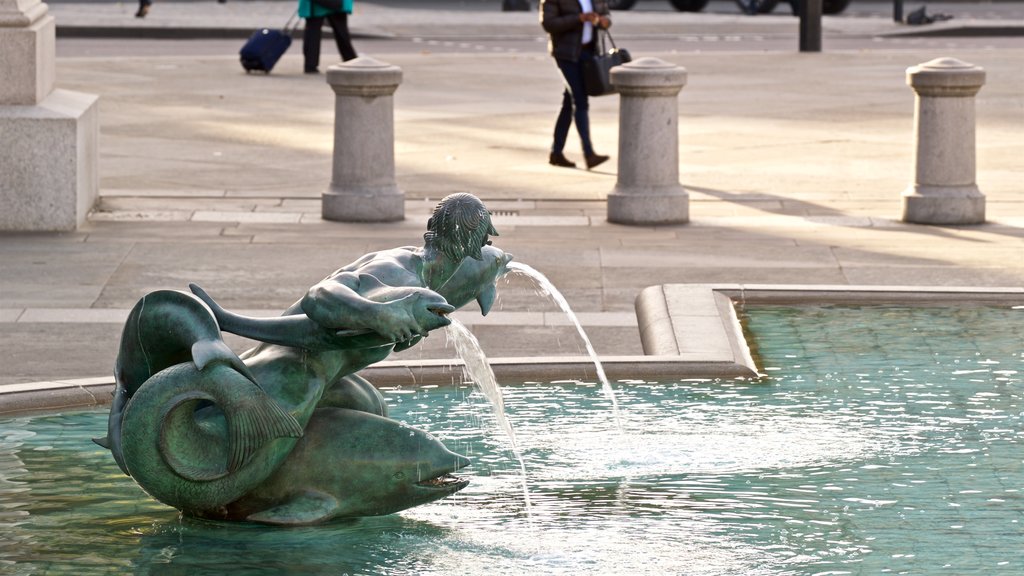 Trafalgar Square menampilkan air mancur