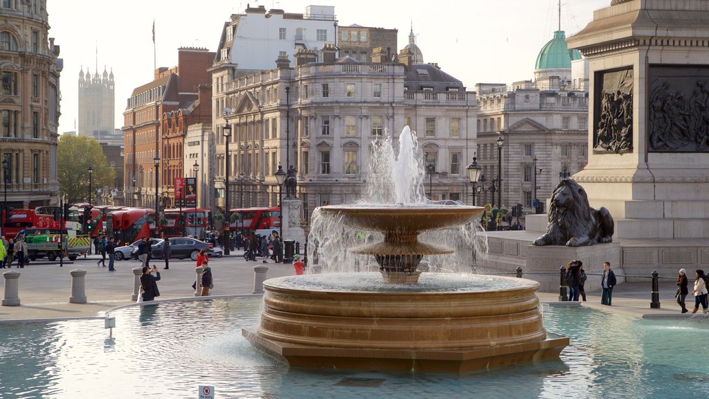 Trafalgar Square which includes a city and a fountain