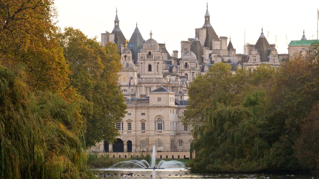 St. James Park showing a fountain and heritage architecture