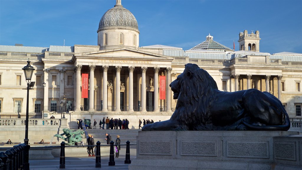 National Gallery inclusief historische architectuur en een standbeeld of beeldhouwwerk