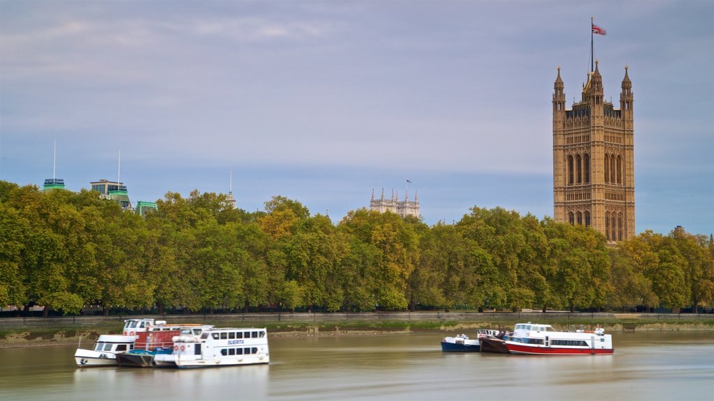 Victoria Tower mostrando un río o arroyo, paseos en lancha y elementos del patrimonio