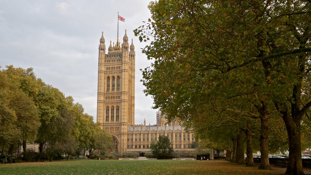 Victoria Tower que inclui elementos de patrimônio, folhas de outono e arquitetura de patrimônio