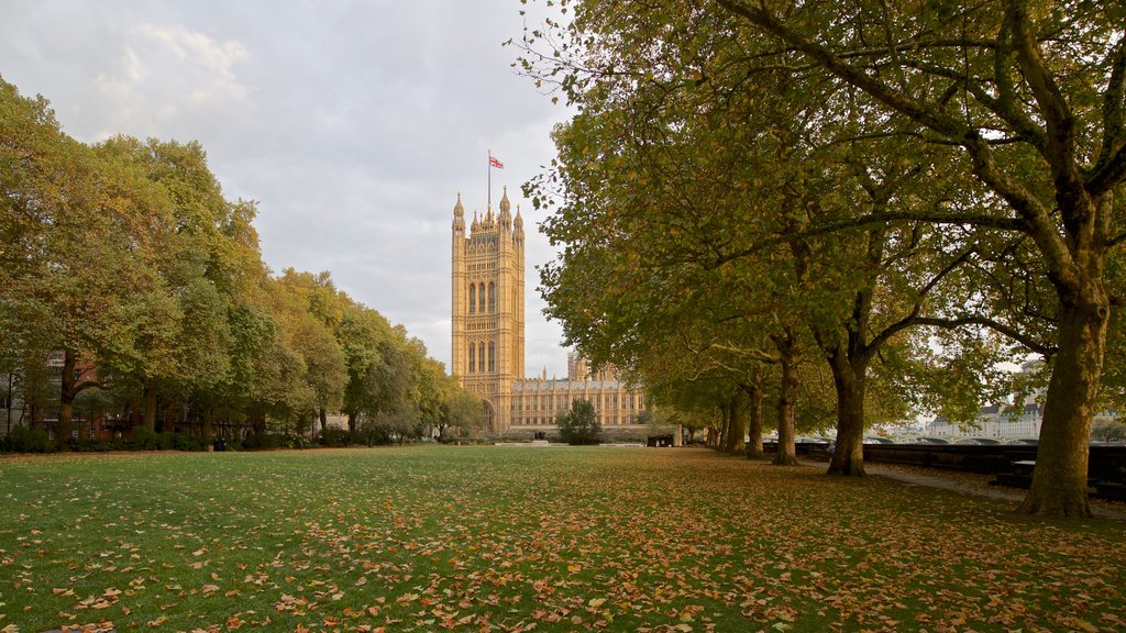 Victoria Tower que incluye jardín, arquitectura patrimonial y hojas de otoño