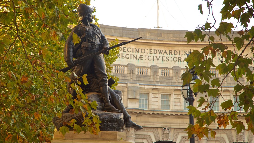 Admiralty Arch featuring a statue or sculpture and heritage elements