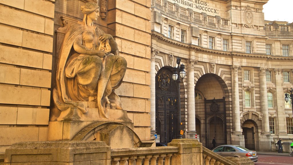 Admiralty Arch showing heritage architecture and a statue or sculpture