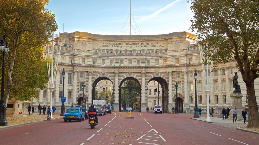 Admiralty Arch og byder på historiske bygningsværker