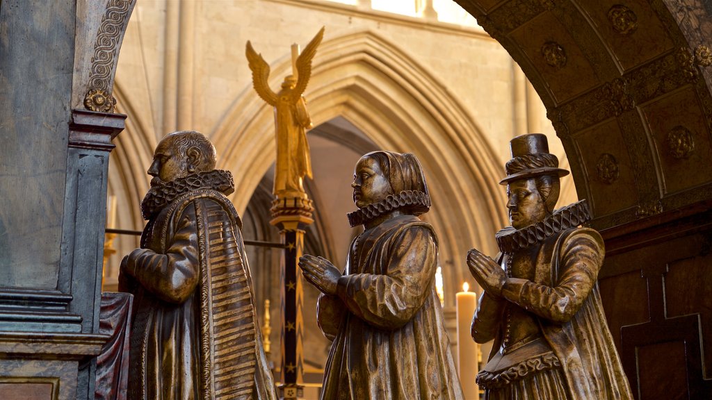 Southwark Cathedral og byder på en statue eller en skulptur, en kirke eller en katedral og interiør