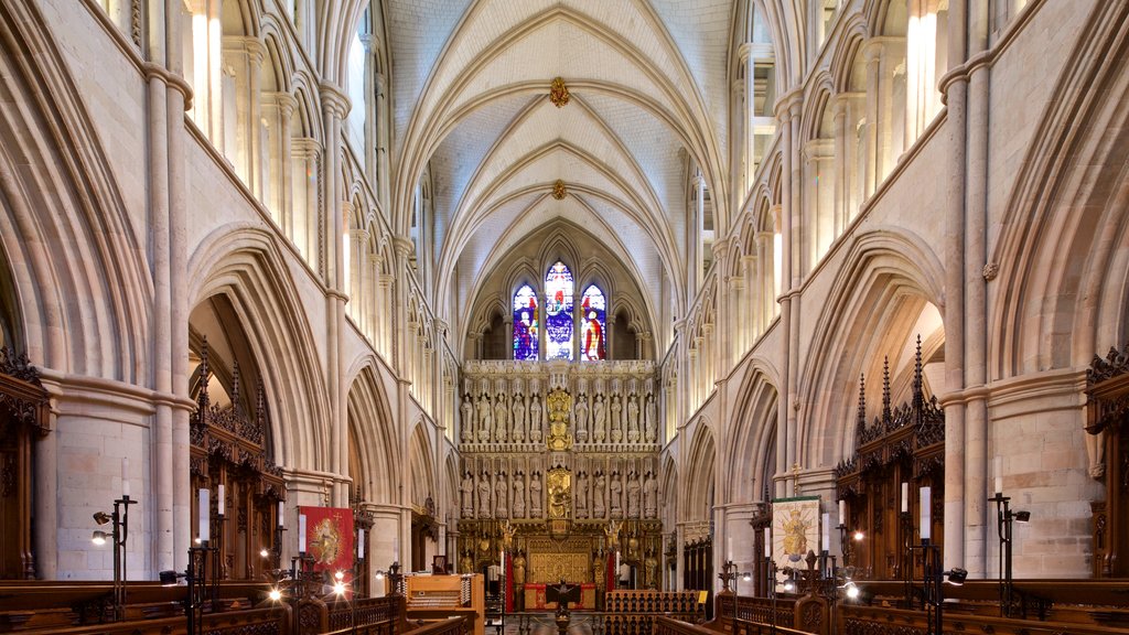 Catedral de Southwark ofreciendo elementos patrimoniales, una iglesia o catedral y vista interna