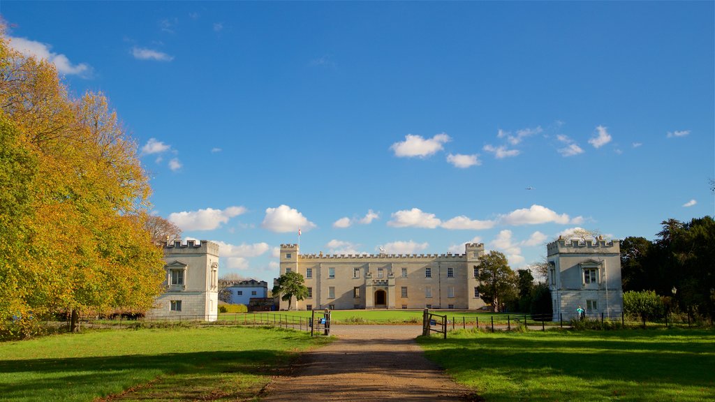 Syon Park showing a garden, heritage architecture and chateau or palace