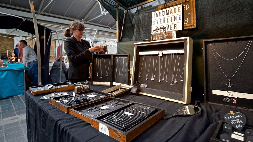 Mercado de Greenwich mostrando mercados y también una mujer