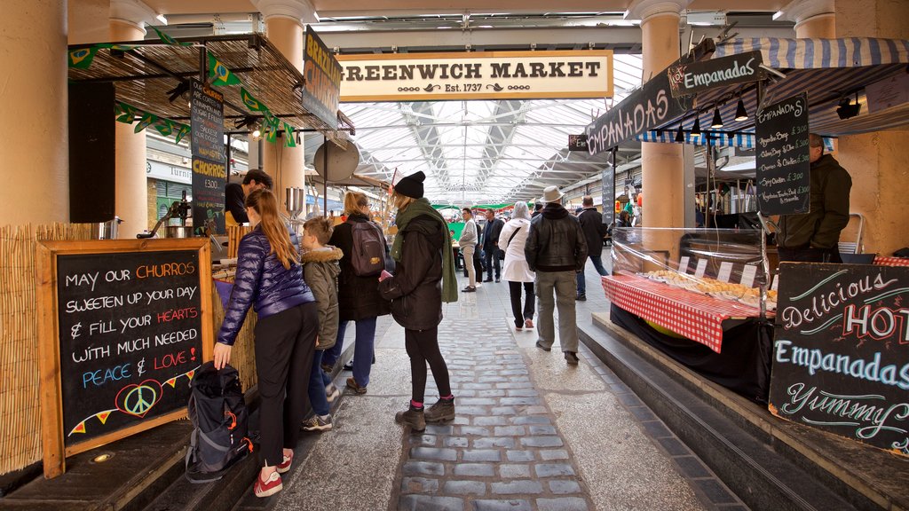 Greenwich Market que inclui mercados e sinalização assim como um pequeno grupo de pessoas