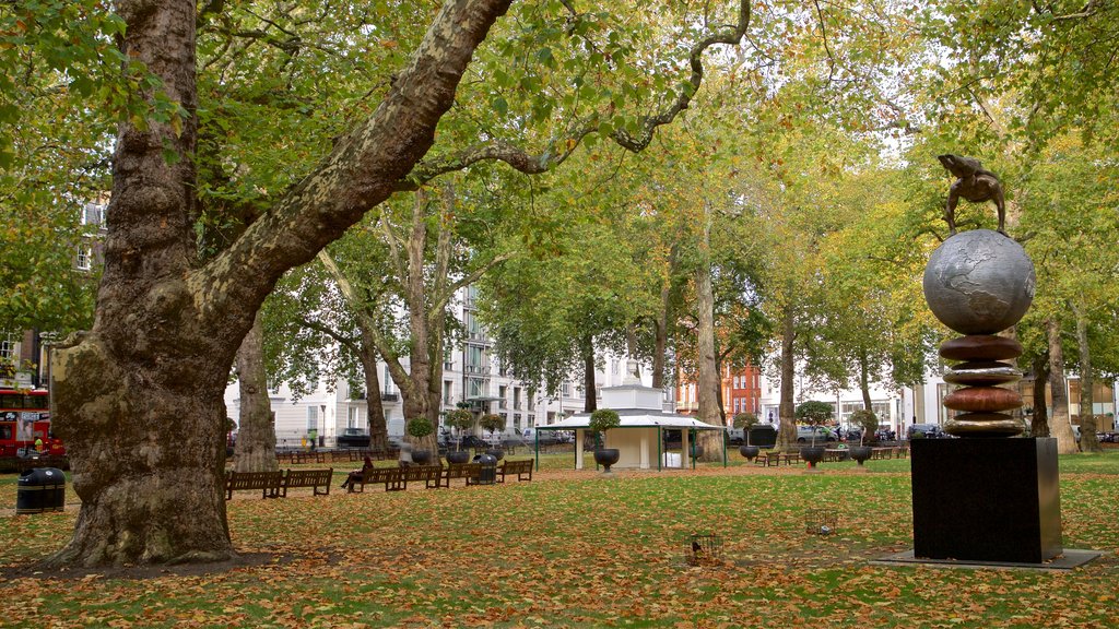 Berkeley Square ofreciendo colores de otoño, arte al aire libre y un parque