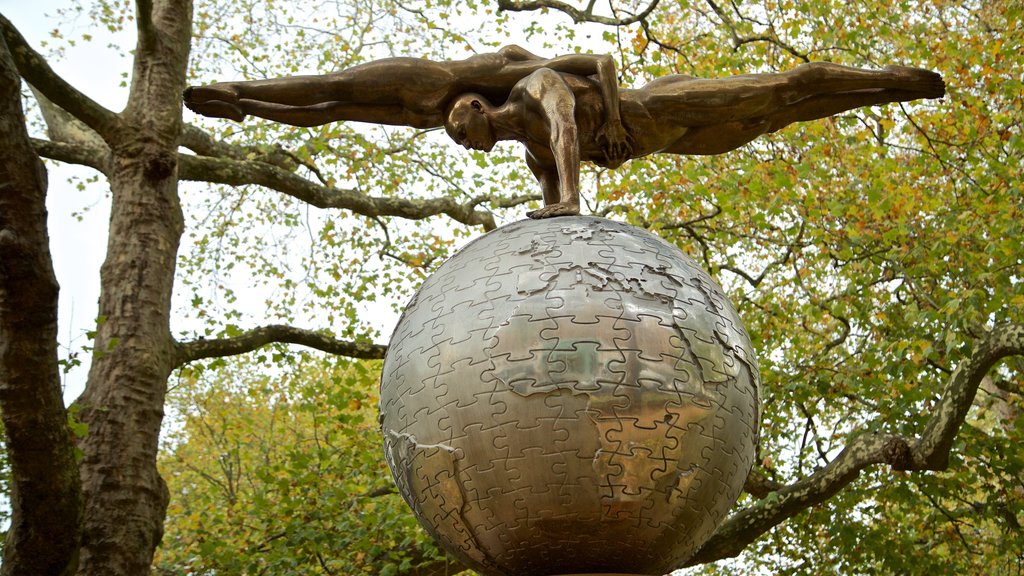 Berkeley Square showing outdoor art