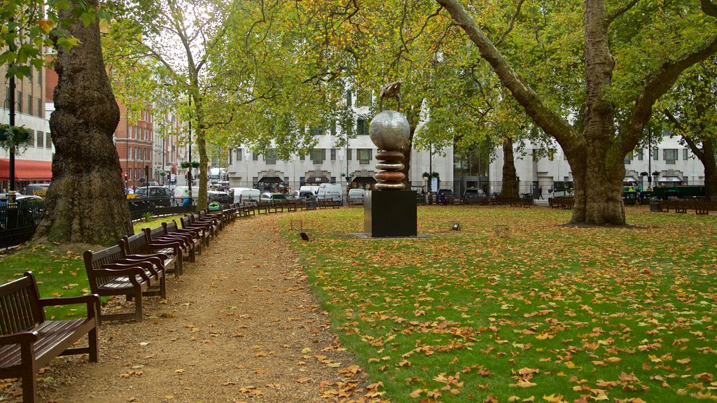 Berkeley Square montrant un jardin, feuilles d’automne et art extérieur