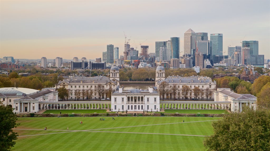 Parque de Greenwich ofreciendo una puesta de sol, patrimonio de arquitectura y un jardín