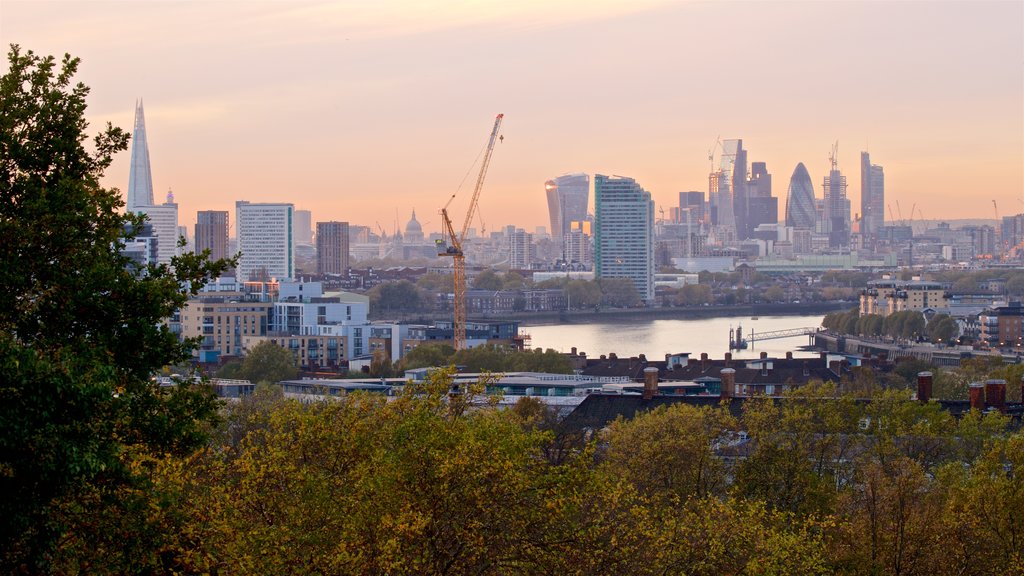 Parque de Greenwich mostrando una ciudad, un atardecer y vista panorámica