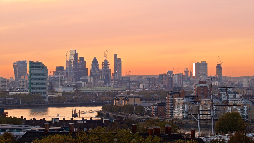 Greenwich Park caracterizando um rio ou córrego, um pôr do sol e uma cidade