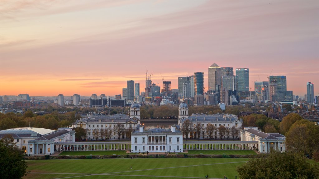 Greenwich Park mostrando um jardim, uma cidade e um pôr do sol