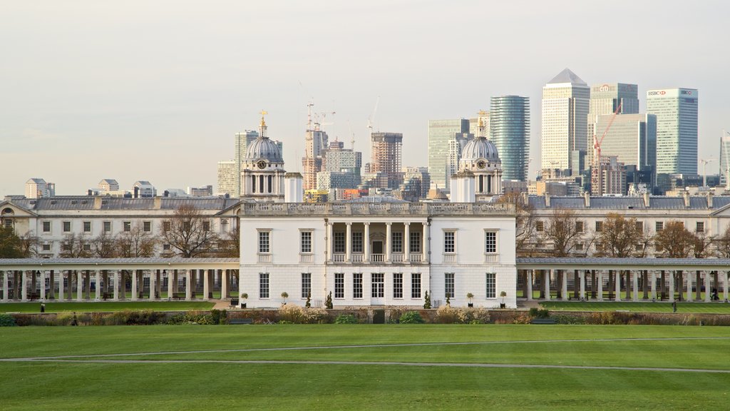 Greenwich Park toont een tuin, historische architectuur en een stad