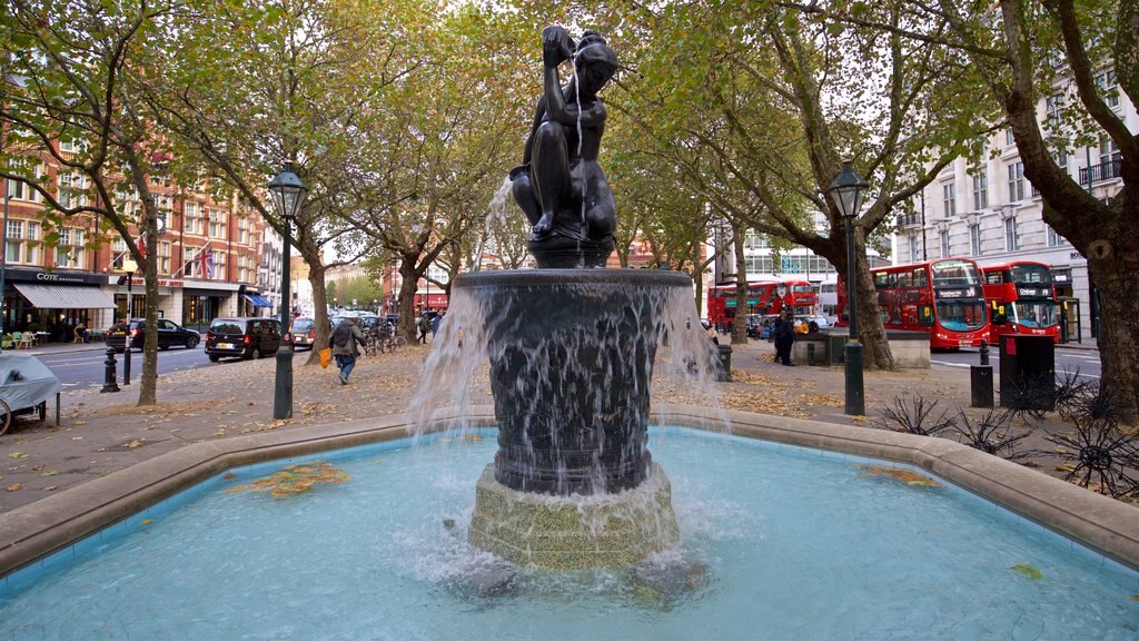 Sloane Square which includes a fountain