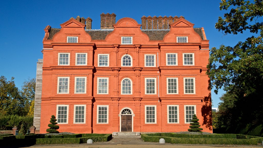 Palacio de Kew mostrando patrimonio de arquitectura y una casa