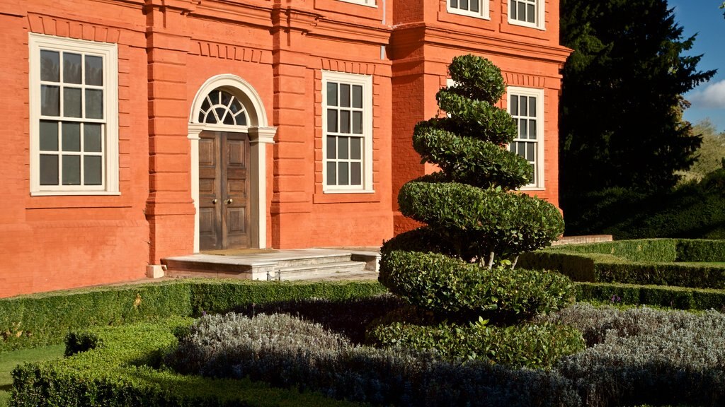 Kew Palace featuring a house and a garden