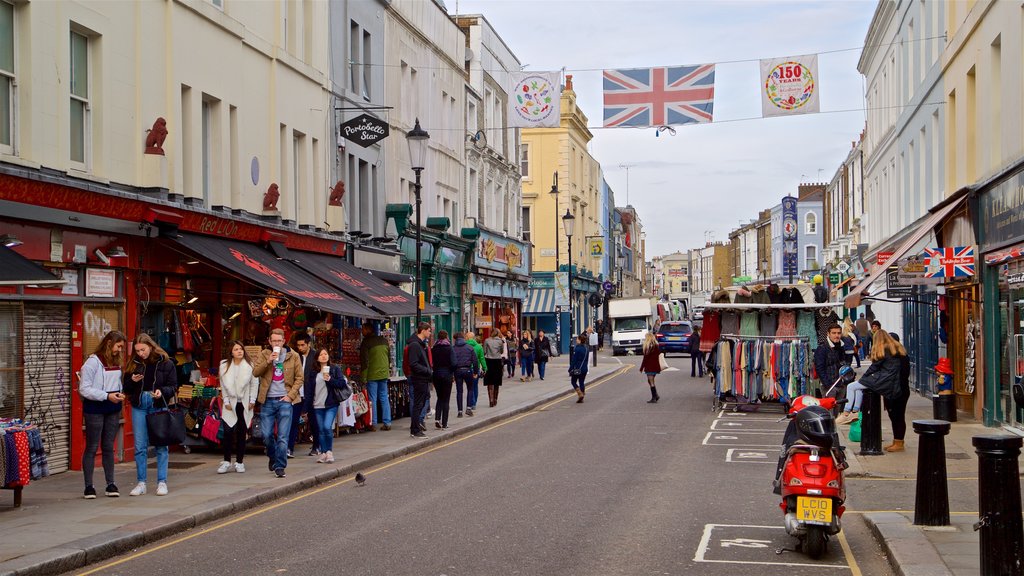 Mercado de Portobello Road que incluye imágenes de calles y también un pequeño grupo de personas