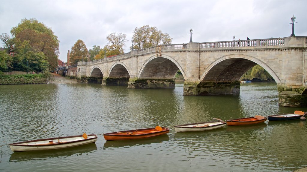 Richmond Bridge inclusief een brug en een rivier of beek