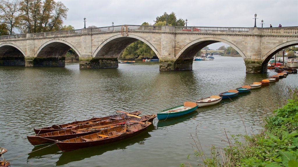 Richmond Bridge caracterizando uma ponte e um rio ou córrego