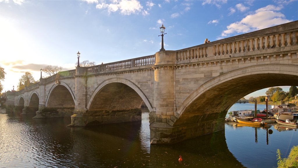 Richmond Bridge inclusief een rivier of beek, een brug en een zonsondergang