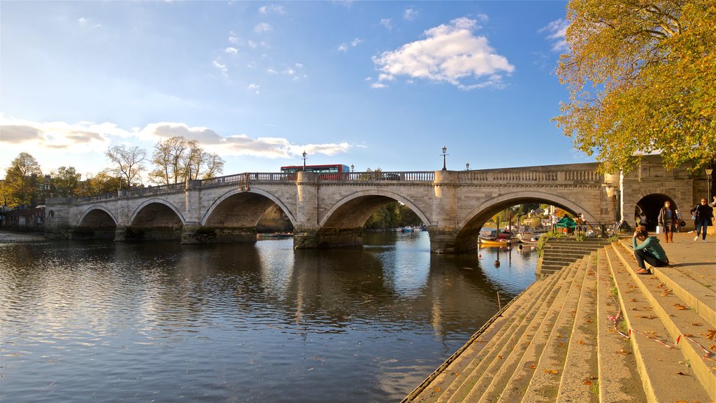 Puente Richmond Bridge mostrando un río o arroyo, un puente y un atardecer