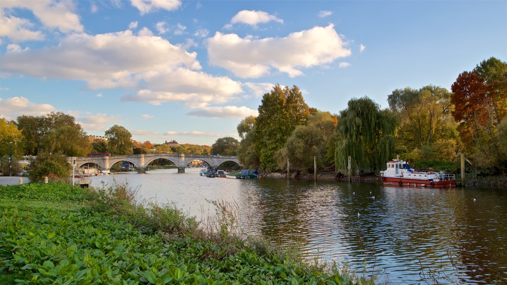 Richmond Bridge which includes a river or creek and a bridge