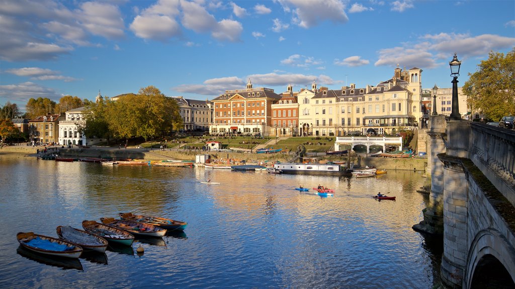 Richmond Bridge showing a river or creek