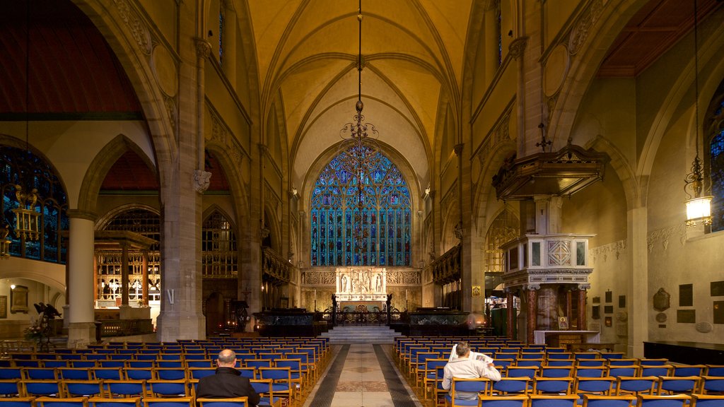 Chelsea mostrando vista interna, una iglesia o catedral y elementos patrimoniales