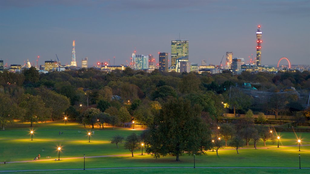 Primrose Hill montrant silhouette de la ville, paysages et scènes de soirée