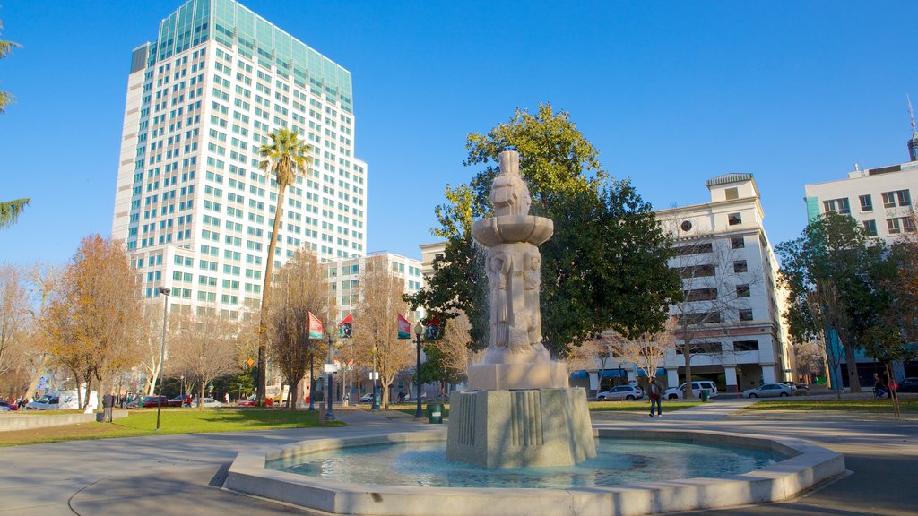 Cesar Chavez Park que inclui uma fonte, um jardim e uma cidade