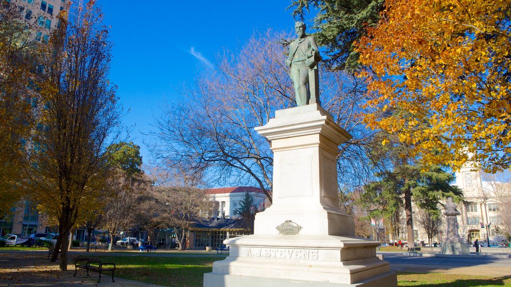 Cesar Chavez Park showing a city, a monument and outdoor art