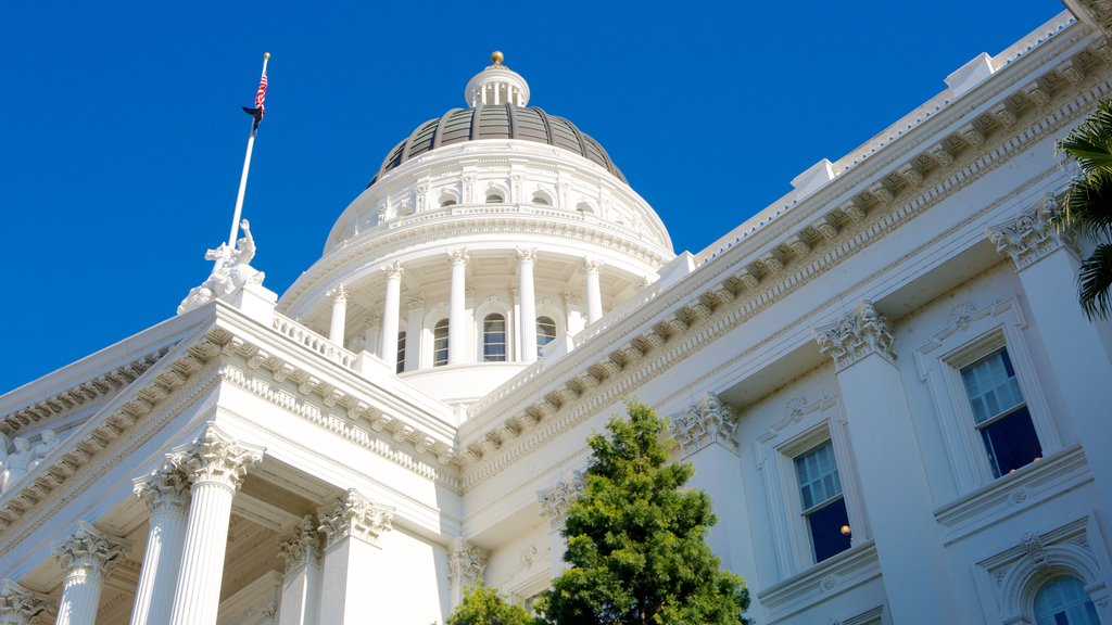 California State Capitol que incluye arquitectura patrimonial y un edificio administrativo