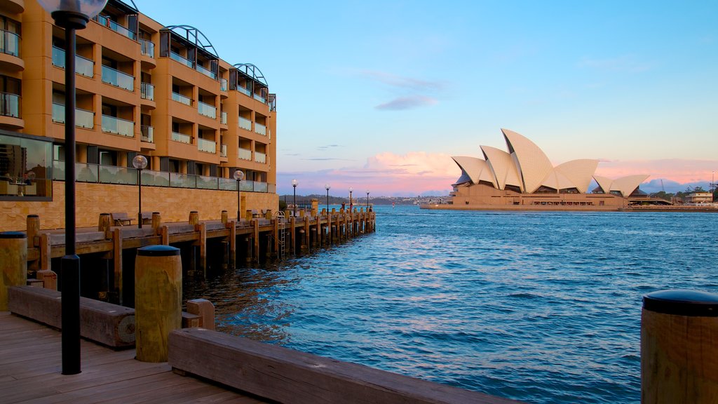 Sydney Opera House mostrando uma baía ou porto e arquitetura moderna