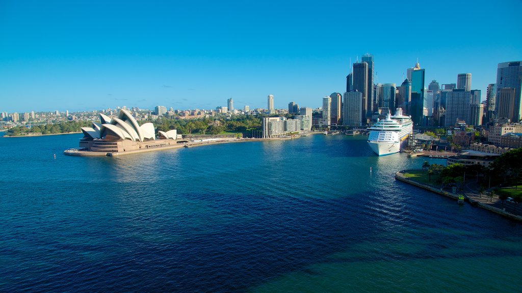 Circular Quay som viser udsigt over byen, en bugt eller havn og moderne arkitektur