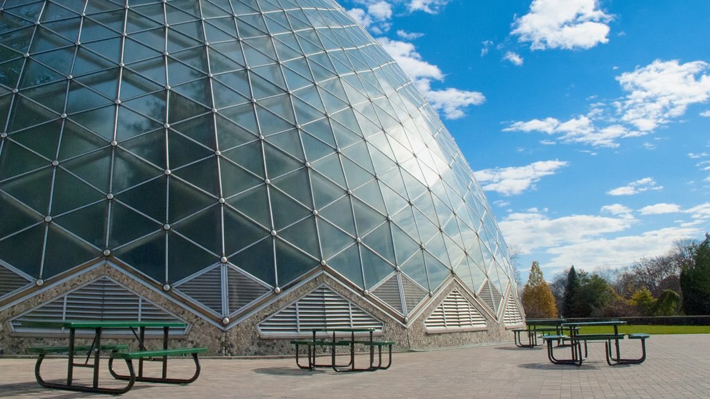 Mitchell Park Horticultural Conservatory montrant architecture moderne et jardin