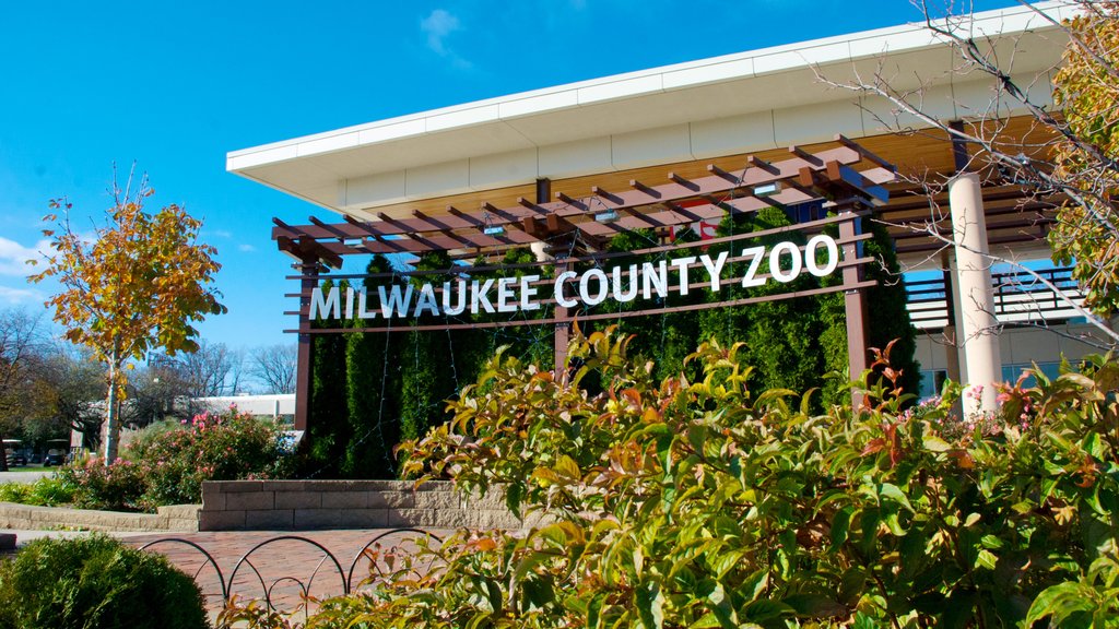 Zoo del condado de Milwaukee mostrando señalización, animales de zoológico y un parque