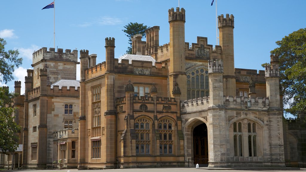 Royal Botanic Gardens showing a garden, heritage architecture and a castle