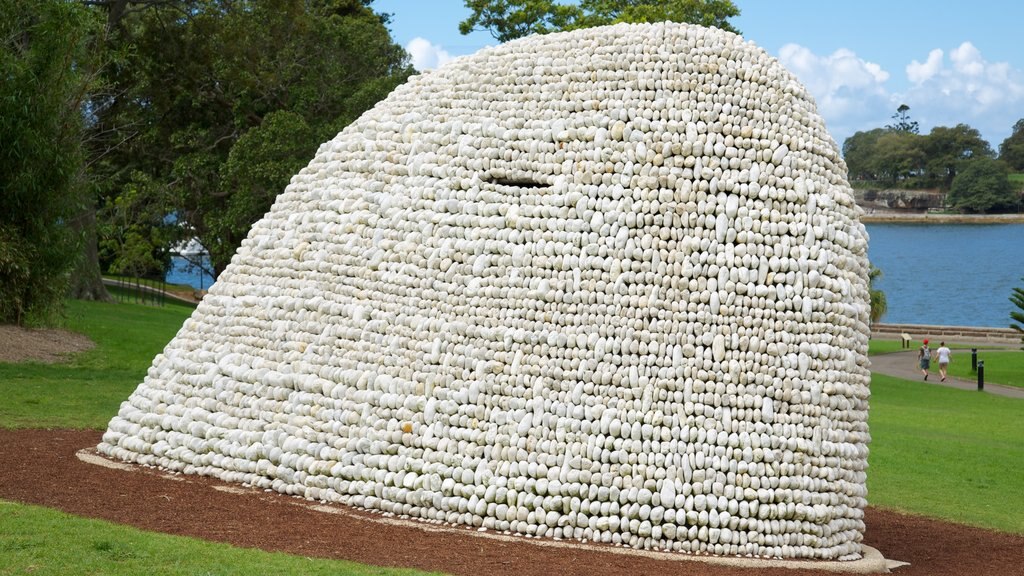 Royal Botanic Gardens showing a garden, a monument and outdoor art