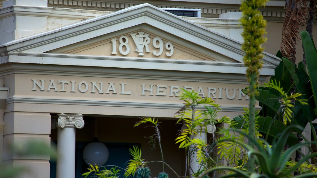 Royal Botanic Gardens showing heritage architecture, signage and a park