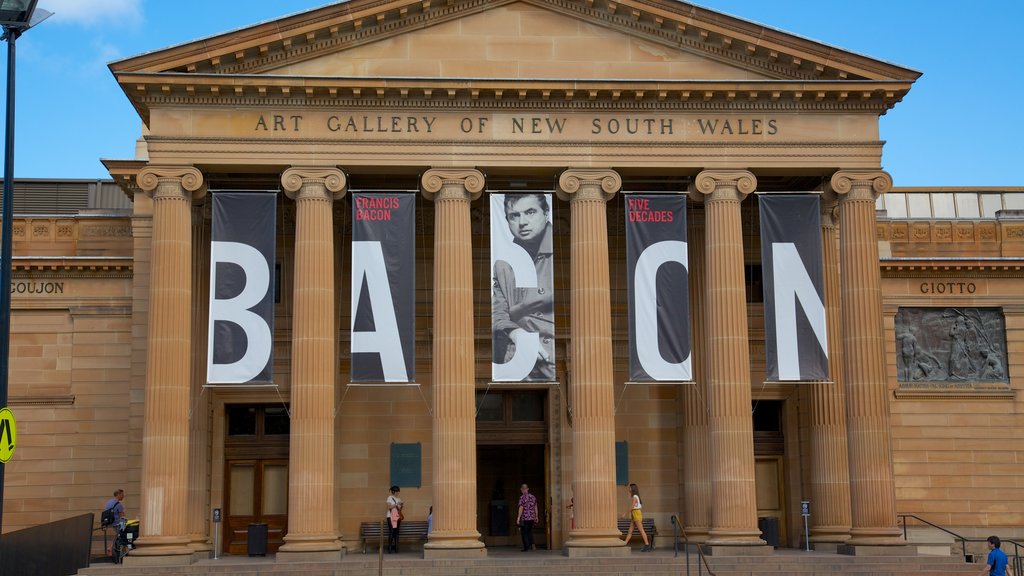 Royal Botanic Gardens showing heritage architecture and signage