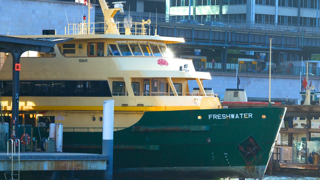 Circular Quay mostrando un ferry, botes y un club náutico