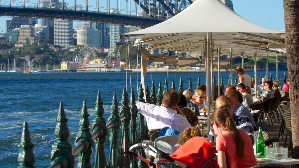 Circular Quay que incluye un puente, comer al aire libre y una ciudad