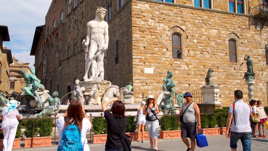 Plaza de la Señoría que incluye patrimonio de arquitectura, una ciudad y una estatua o escultura