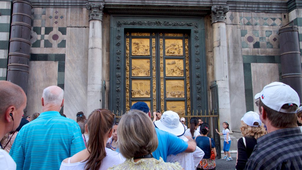 Baptistère Saint-Jean qui includes une ville aussi bien que un grand groupe de personnes